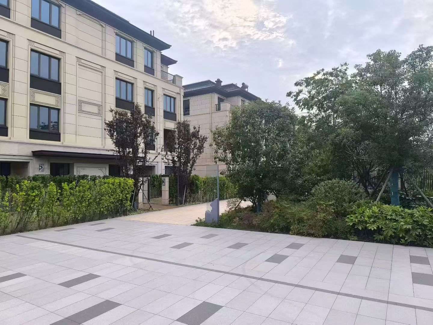 菏泽 芝麻白与芝麻白搭配铺装，尺寸1200*600