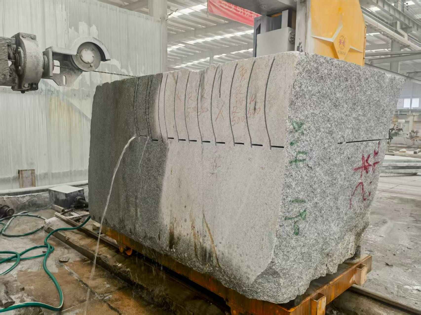 菏泽 602，大花芙蓉白，绳锯加工弧形路沿石