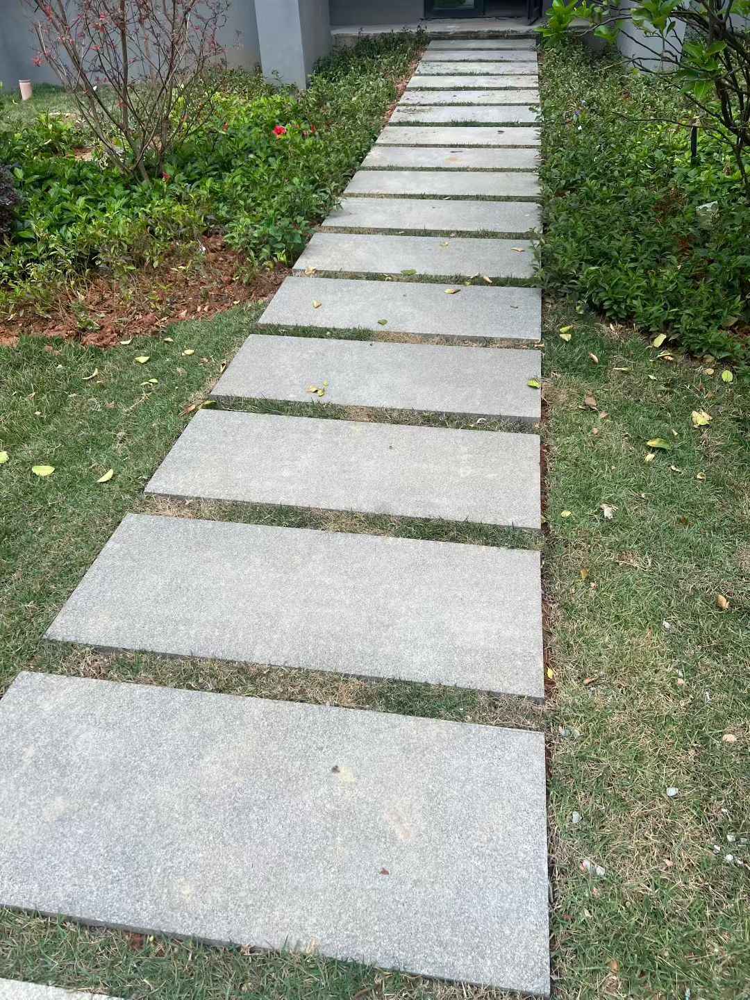 菏泽 芝麻黑小区踏步、汀步石铺装效果