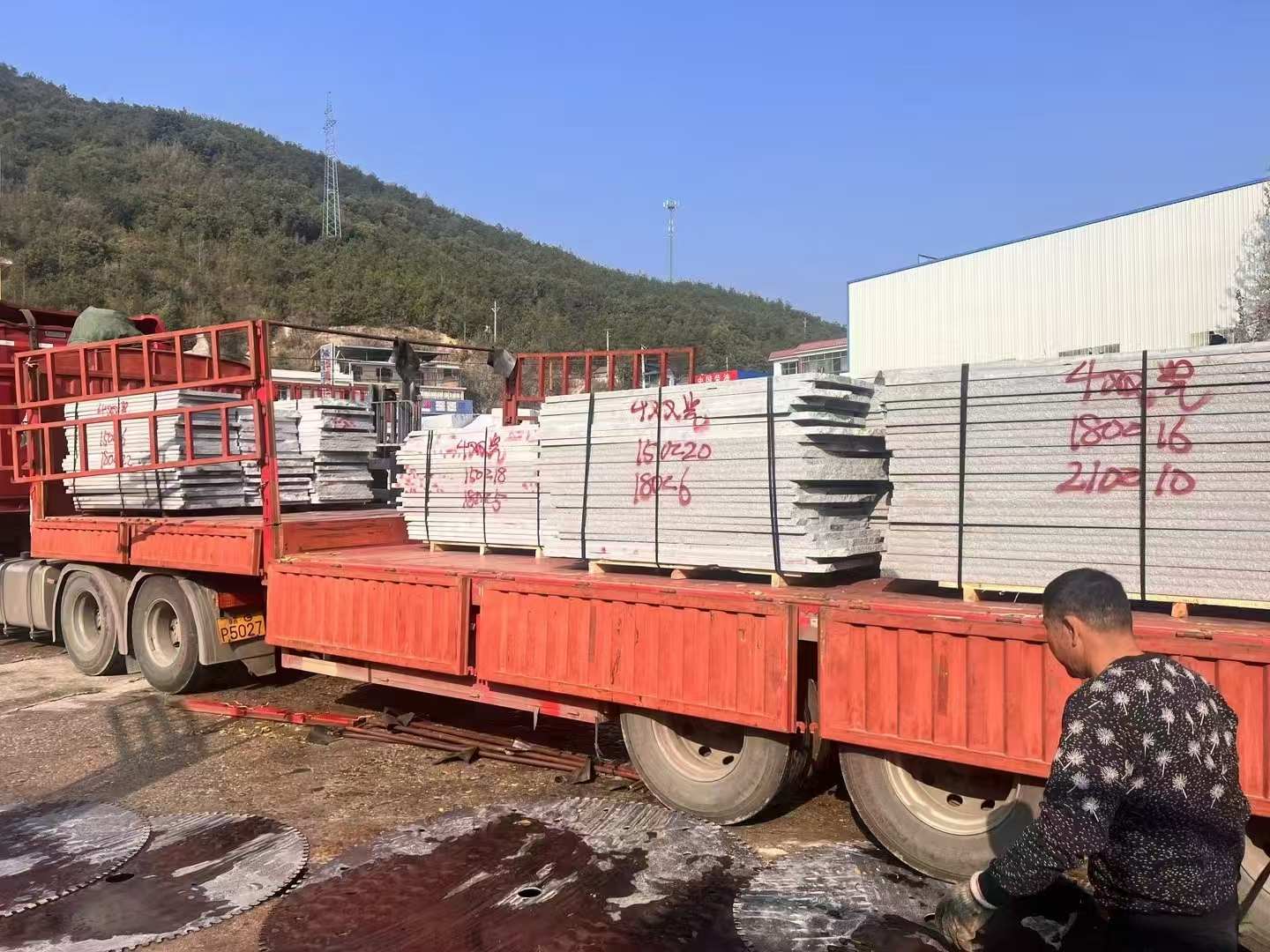 菏泽 芝麻灰花岗岩光面毛板出货日常