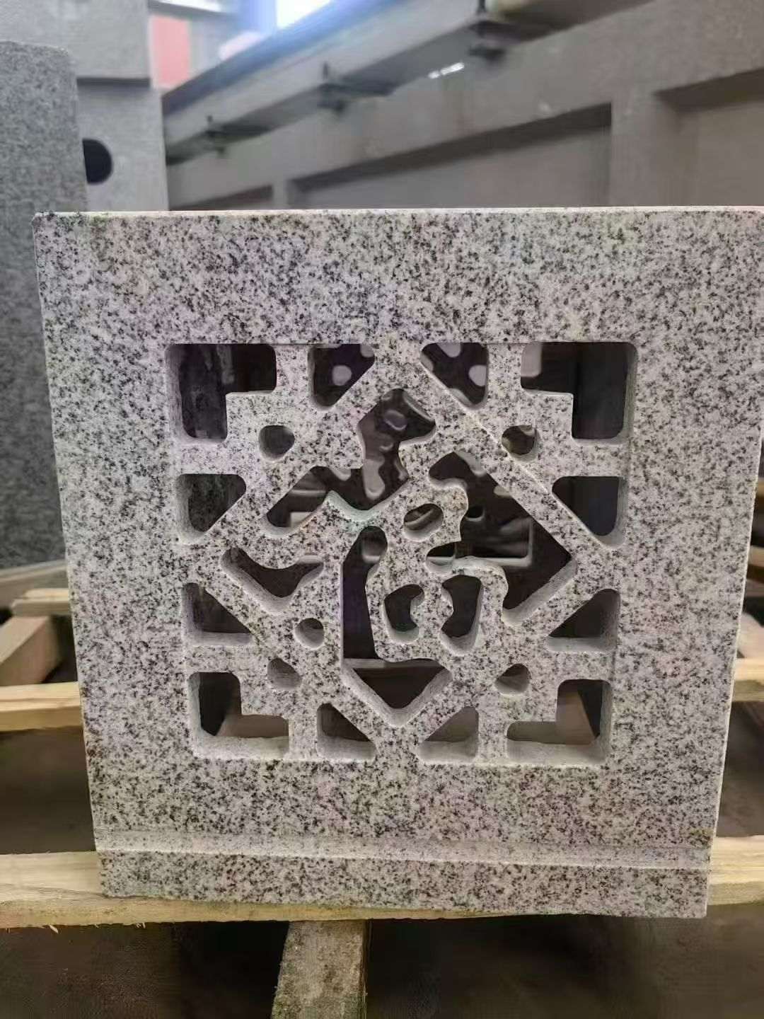 菏泽 芝麻白花岗岩镂空雕花灯笼